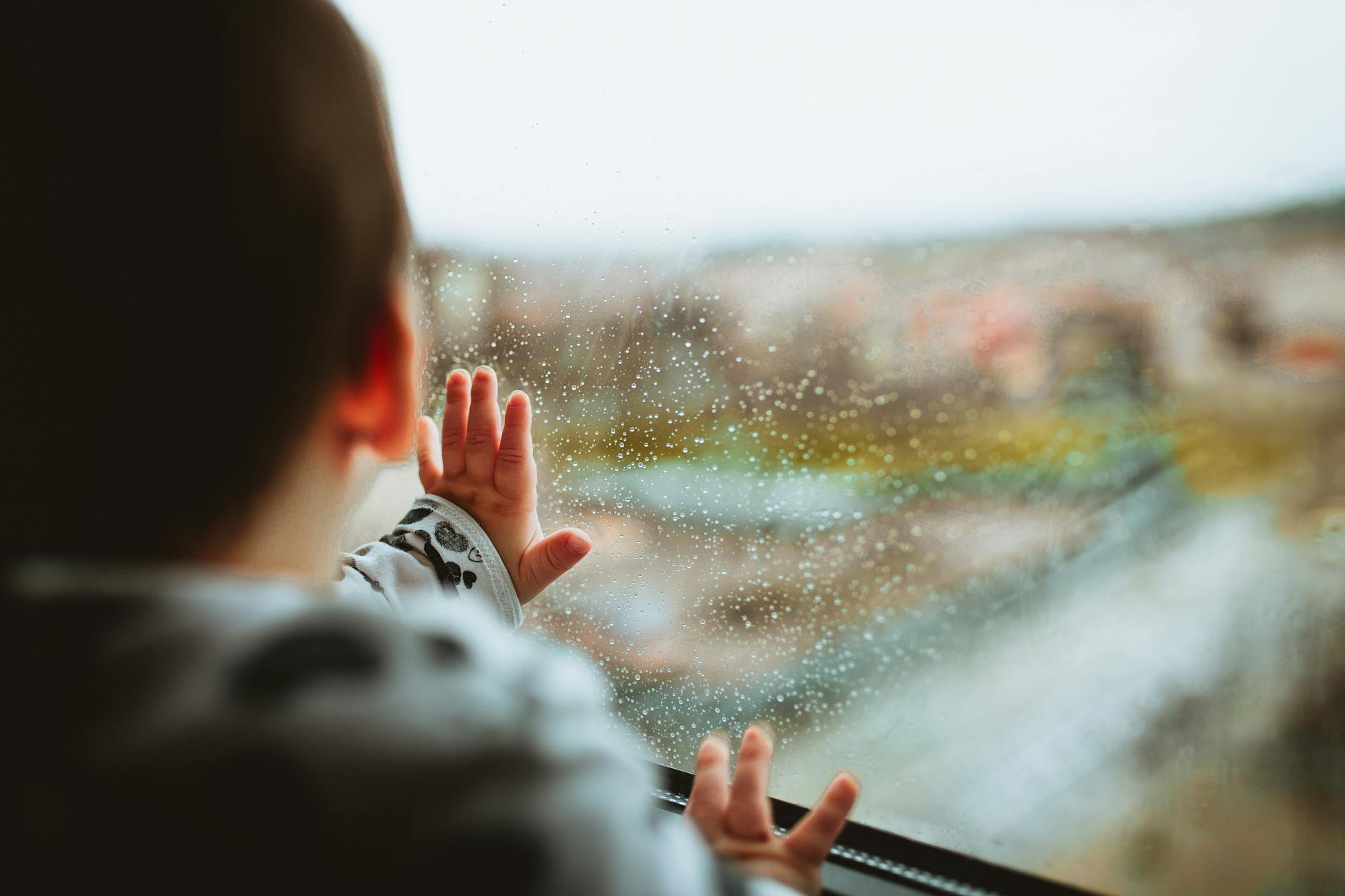 Familienzeit mal anders: 10 kreative Aktivitäten für Regentage