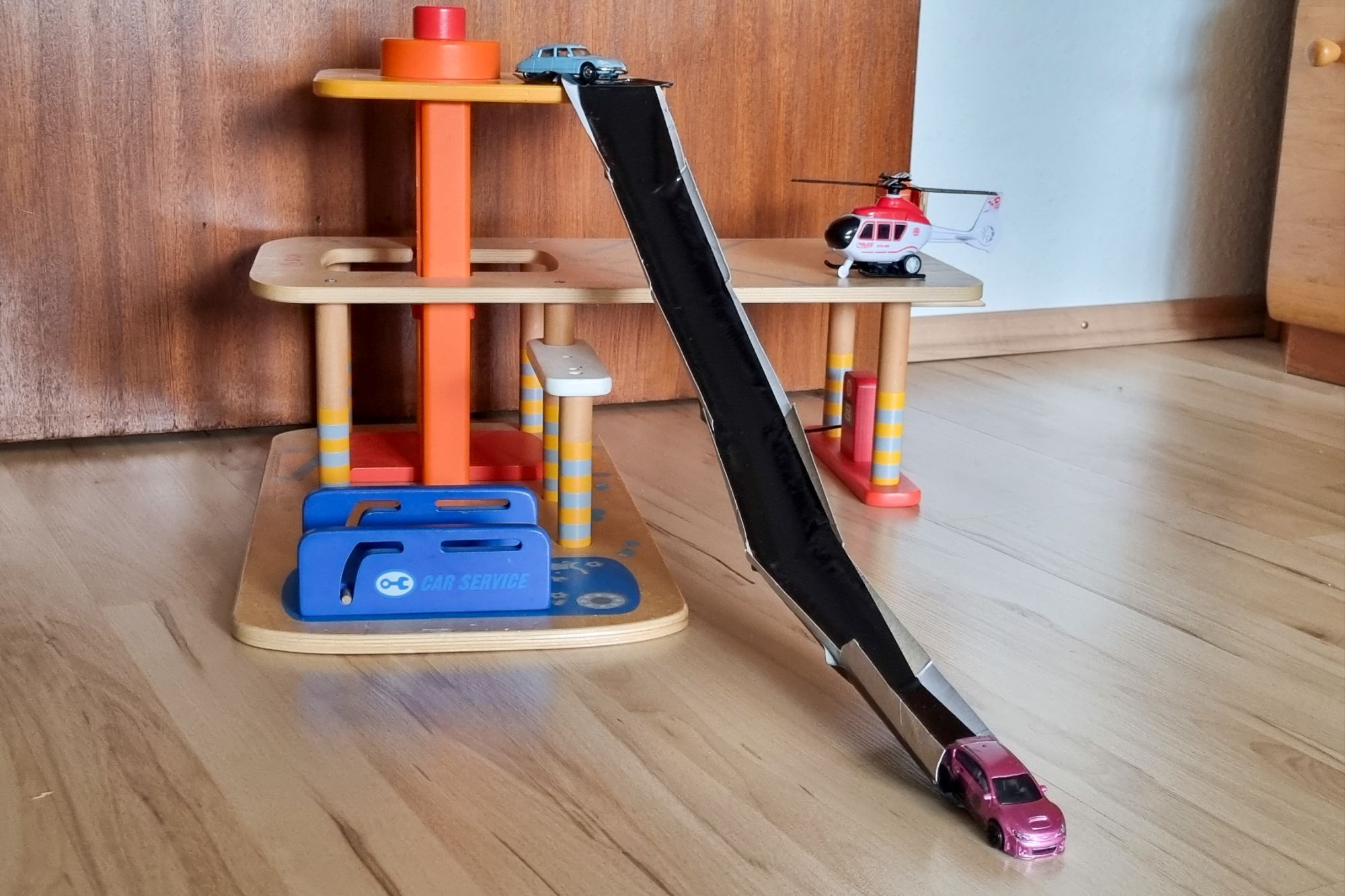 Die schnellste DIY-Spielzeug-Rutschbahn der Welt – (Kosten: 0 €)