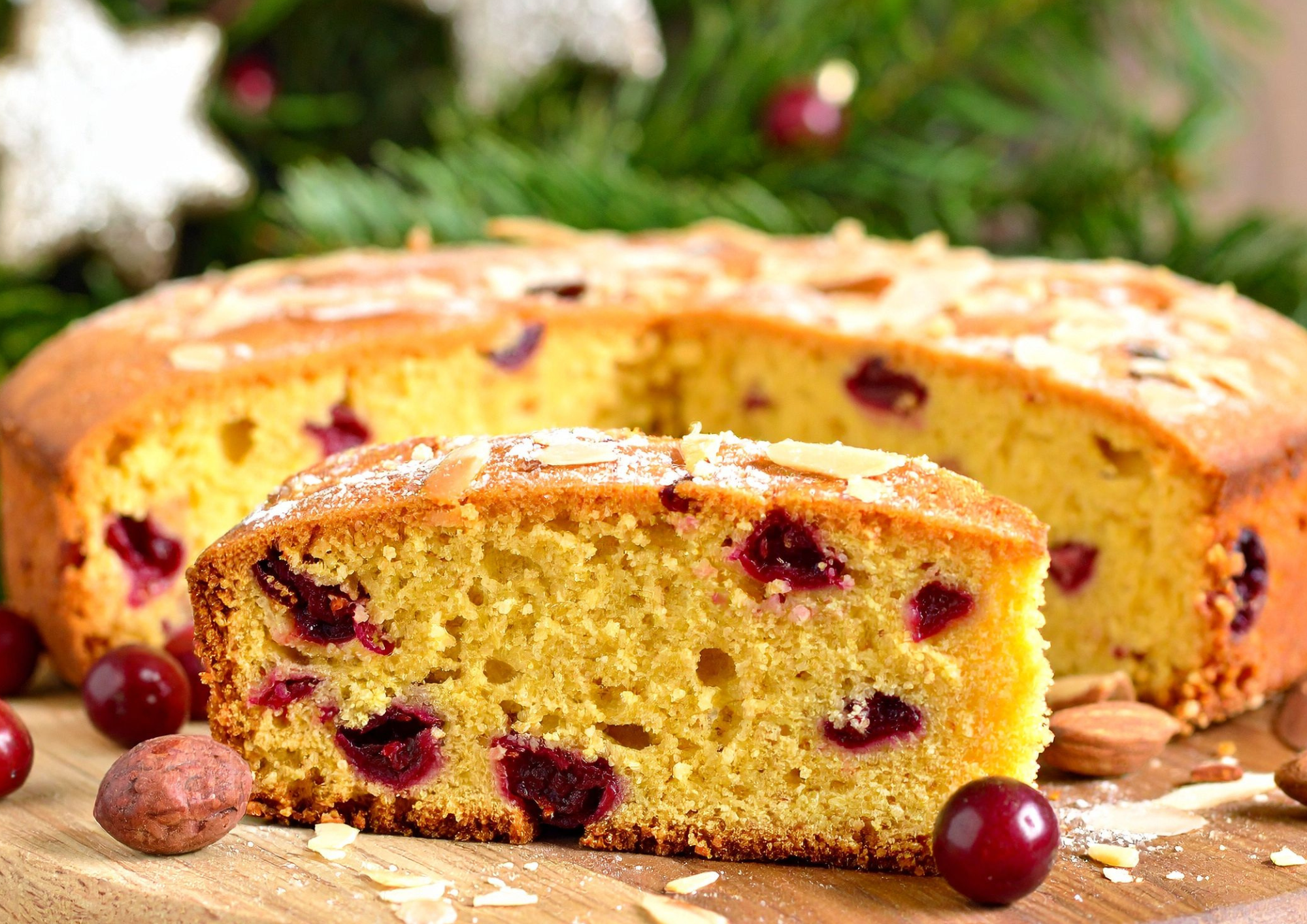 Mandelkuchen mit Beeren – saftig und fruchtig